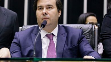 Photo of Projetos contra corrupção adormecem nas gavetas de Maia, diz líder de frente