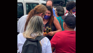 Photo of Manifestantes de esquerda são flagrados recebendo após fazer manifestação na frente da CMB