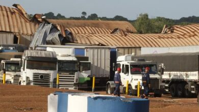 Photo of Galpão desaba e deixa três pessoas feridas em Outeiro