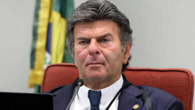 Photo of Fux exonera servidor que pediu reserva de vacinas para o STF