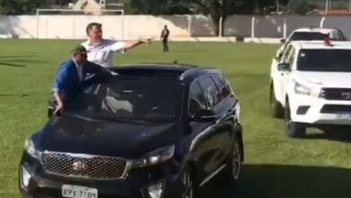 Photo of Com facão na mão, homem se aproxima de Bolsonaro durante passagem pela Bahia