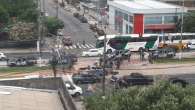 Photo of Viatura da PM colide com motoqueiro em cruzamento da Almirante Barroso