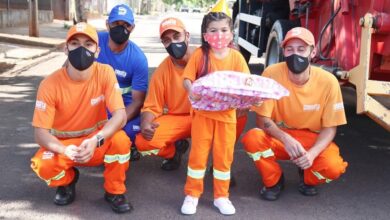 Photo of Com sonho de ser gari, menina ganha festa de aniversário com o tema