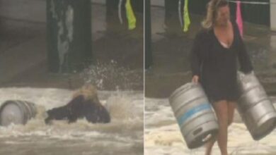 Photo of Mulher se arrisca em tempestade e maré alta para salvar barris de cerveja