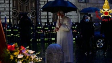 Photo of Papa Francisco madruga para rezar sozinho diante da Virgem Maria em uma praça de Roma