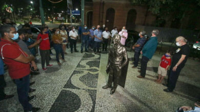 Photo of Poeta Ruy Barata é homenageado com estátua na praça da República