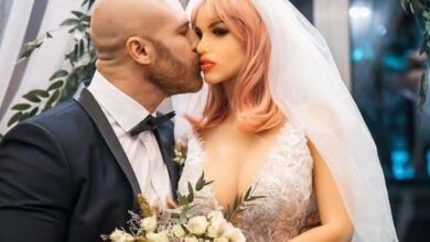 Photo of Fisiculturista se casa com boneca sexual; cerimônia formal teve dança e convidados