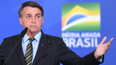 Photo of Bolsonaro afirma que vacina emergencial certificada pela Anvisa está a caminho do Brasil