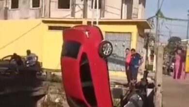 Photo of Carro cai em canal da Pedreira