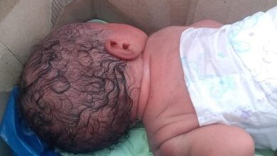 Photo of Recém-nascida é encontrada dentro de caixa ao lado de contêiner de lixo