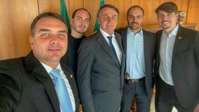 Photo of Flávio Bolsonaro ataca Rodrigo Maia e o acusa de “articular a derrubada do presidente”