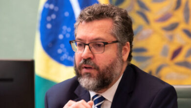 Photo of China pressiona por demissão do ministro  Ernesto Araújo para liberar insumos das vacinas