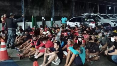 Photo of Mais de 60 pessoas são presas por assistir a jogo de futebol em bares durante toque de recolher em Manaus