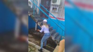 Photo of Nova prefeita de Marituba aparece quebrando escada na Prefeitura a marretadas
