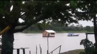 Photo of Casa flutuante puxada por barco no interior do PA chama atenção