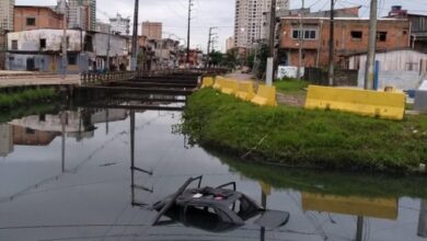 Photo of Carro é saqueado depois de cair dentro de canal no bairro da Cremação