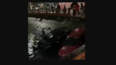 Photo of Motorista perde controle e dois carros caem dentro de canal da Doca