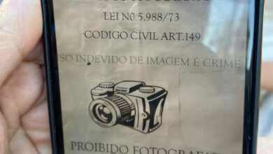 Photo of Cartaz proíbe filmagem da vacinação em São Gonçalo (RJ) e advogada diz que essa prática é ilegal
