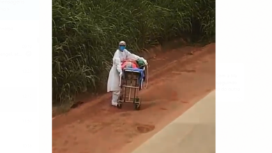 Photo of Pacientes são transportados em macas para passar em trecho bloqueado na Transamazônica