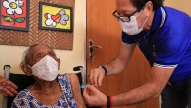 Photo of Com 103 anos, Maria de Lourdes Nunes é primeira idosa a ser vacinada contra Covid-19 em Belém