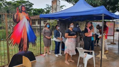 Photo of Fiéis se reúnem em frente a hospital e fazem maratona de orações pelos pacientes com Covid-19