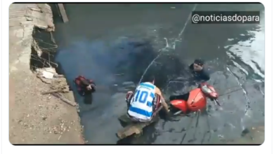 Photo of Motocicleta cai em canal da rua dos Mundurucus