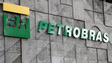 Photo of Ações da Petrobras despencam no Brasil e em Nova York depois de Bolsonaro intervir na empresa