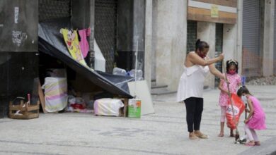 Photo of Cuidado de mãe e filhas com calçada no Centro do Rio chama a atenção: ‘Tudo limpinho para elas’