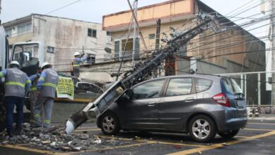 Photo of Caminhão derruba poste, que cai em cima de carro no bairro do Marco, em Belém