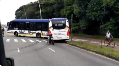 Photo of Ônibus do BRT derrapa e sai da pista exclusiva