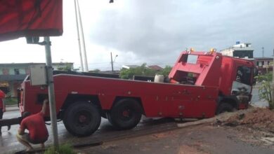 Photo of Buraco deixado na avenida João Paulo II causa acidente com caminhão