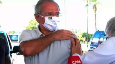 Photo of Ministro Paulo Guedes recebe primeira dose da vacina contra Covid-19