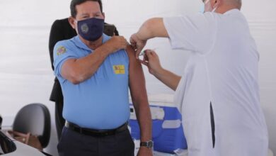 Photo of Vice-presidente Hamilton Mourão é vacinado contra a Covid-19 em Brasília