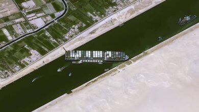 Photo of Canal de Suez pode ficar dias ou semanas bloqueado após meganavio encalhar