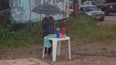 Photo of Duas garrafas de café, um bolo e um guarda-chuva: homem emociona internet com venda na Av. Augusto Montenegro