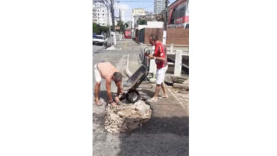 Photo of Cansados de esperar pela Prefeitura, moradores da Cremação fazem mutirão tapa-buracos