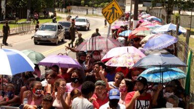 Photo of Pessoas se aglomeram em busca de cestas de alimentos que não foram entregues