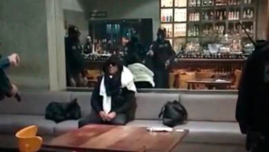 Photo of Homem com facão e capuz invade restaurante em shopping na Doca; veja o vídeo