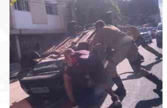 Photo of Trânsito fica lento após carro capotar no bairro do Umarizal