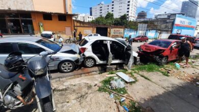 Photo of Veja o vídeo: Motorista bate em vendedor de lanche, tenta fugir e causa engavetamento em Belém