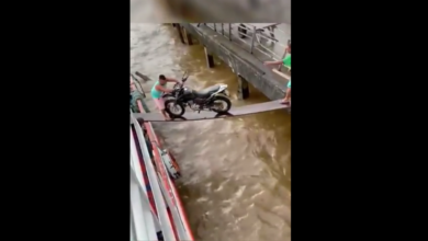 Photo of VÍDEO: Moto cai em rio após tentativa de embarcá-la por uma rampa fina