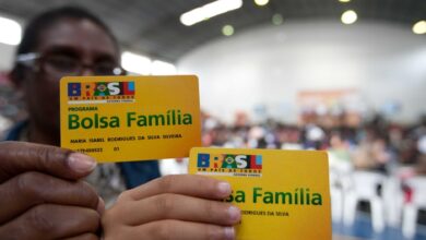 Photo of Bolsonaro entrega medida provisória para criar “Auxílio Brasil”, novo Bolsa Família