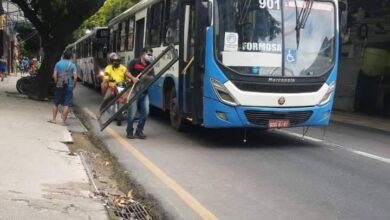 Photo of Porta de coletivo cai no meio de avenida em Belém