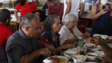 Photo of Edmilson come peixe no Ver-o-peso em apoio a feirantes e internautas ironizam: “Pronto, acabou com a urina preta”