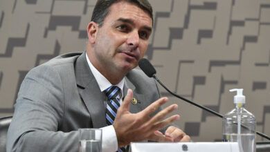 Photo of Flávio Bolsonaro pede boicote a Fiat e Gerdau após demissão de Maurício Souza por homofobia