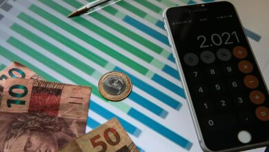 Photo of Dólar encosta em R$ 5,45 e fecha no maior valor desde abril