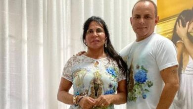 Photo of Mesmo com pé quebrado, Gretchen vai às ruas de Belém agradecer Nossa Senhora de Nazaré