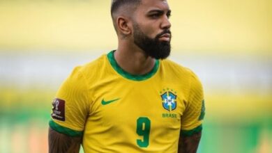 Photo of Fãs flagram Gabigol tomando banho após treino em Manaus