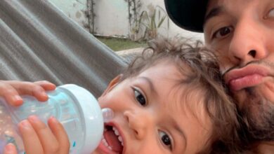 Photo of Filho de Marília Mendonça aparece em vídeo brincando com o pai