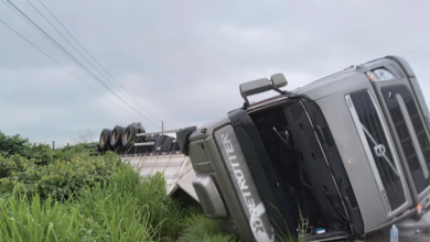 Photo of Carreta carregada de minério de ferro tomba na BR-155, no Sudeste do Pará